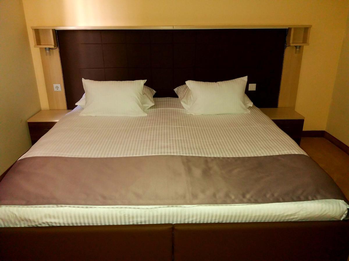 Hotel & Restaurant Great Wall - Airport Сараево Экстерьер фото