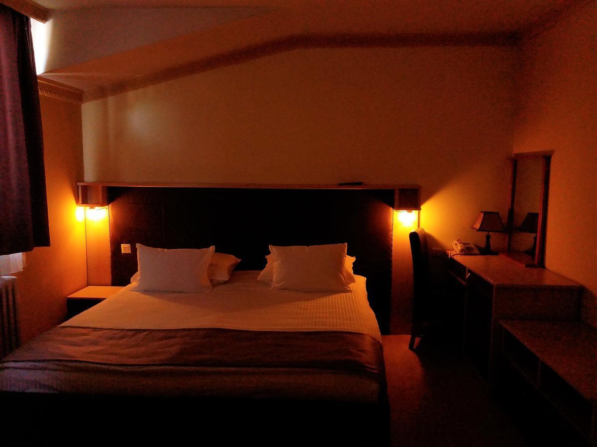 Hotel & Restaurant Great Wall - Airport Сараево Экстерьер фото